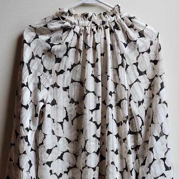 H&M Cream/Black Ruffled V-Neck Seashell Blouse Size XS - Picture 11 of 12